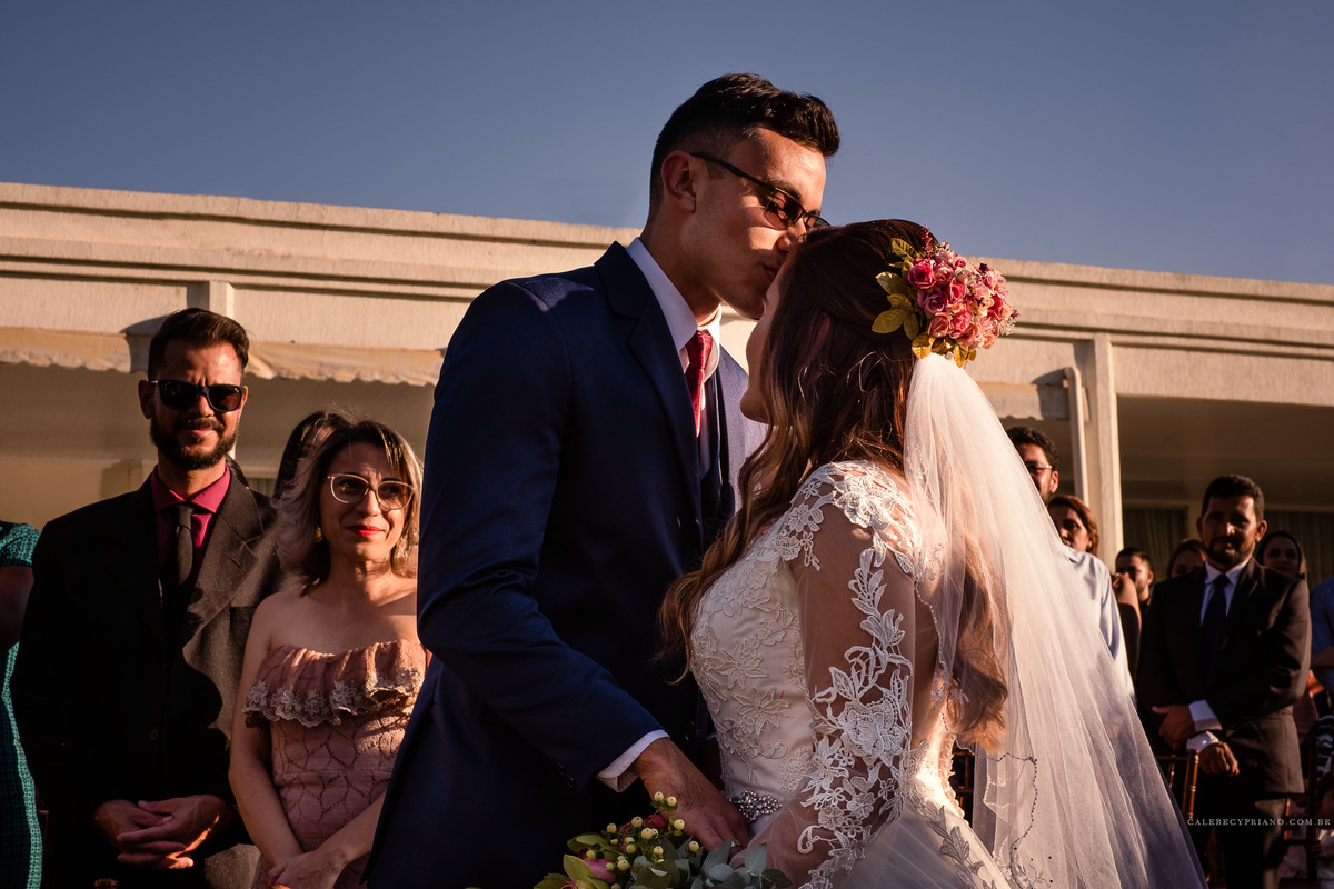 noivo beijando noiva catetinho hall