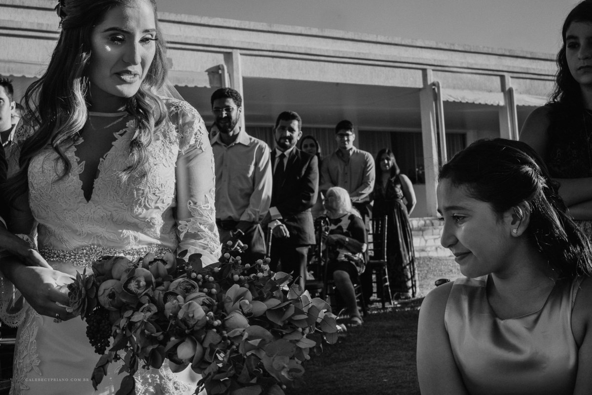 noiva entregando buque irma catetinho hall