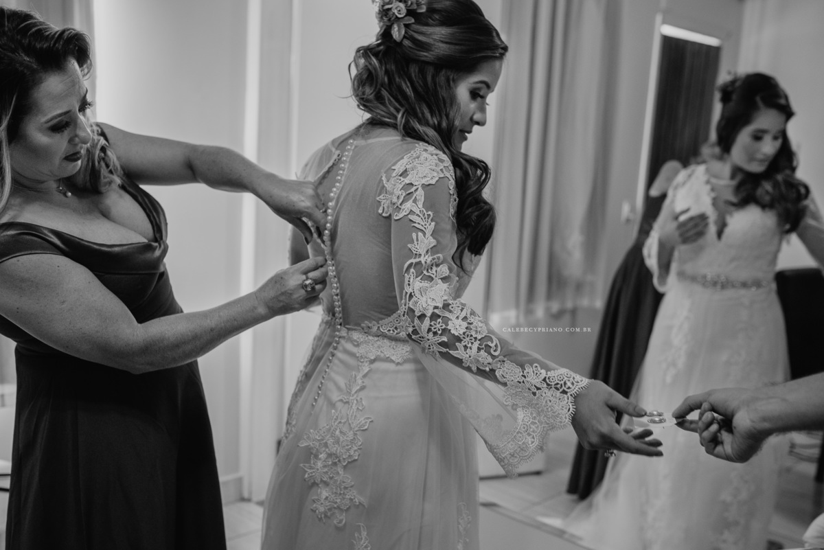 noiva mae abotoando vestido catetinho hall