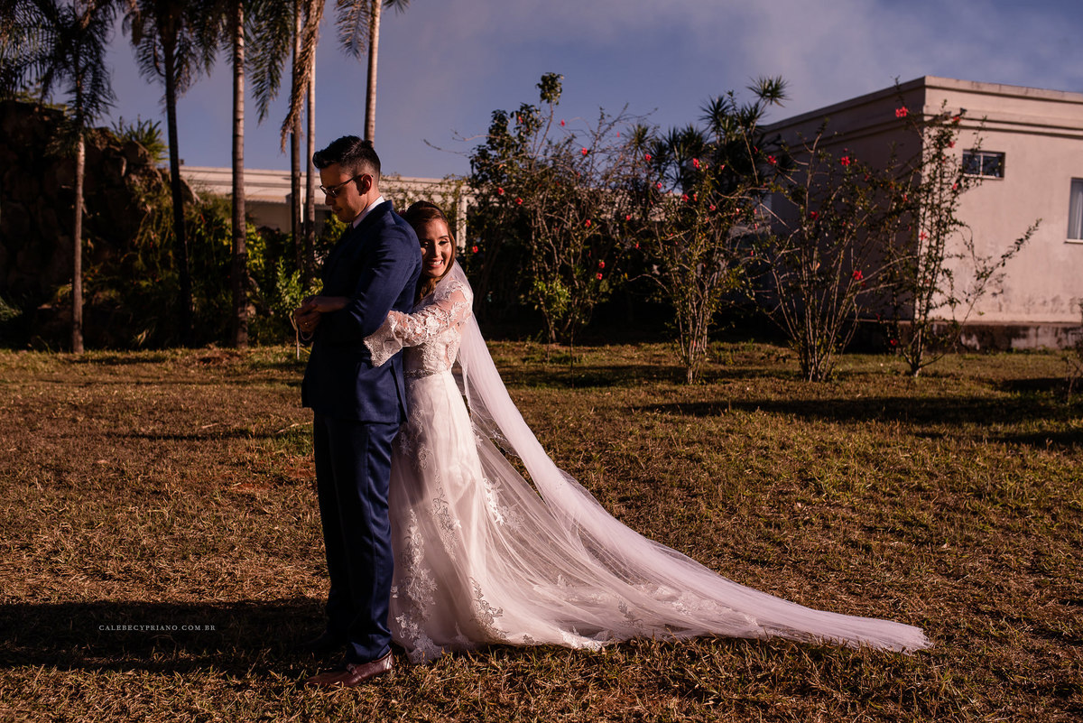 noiva abraçando noivo catetinho hall