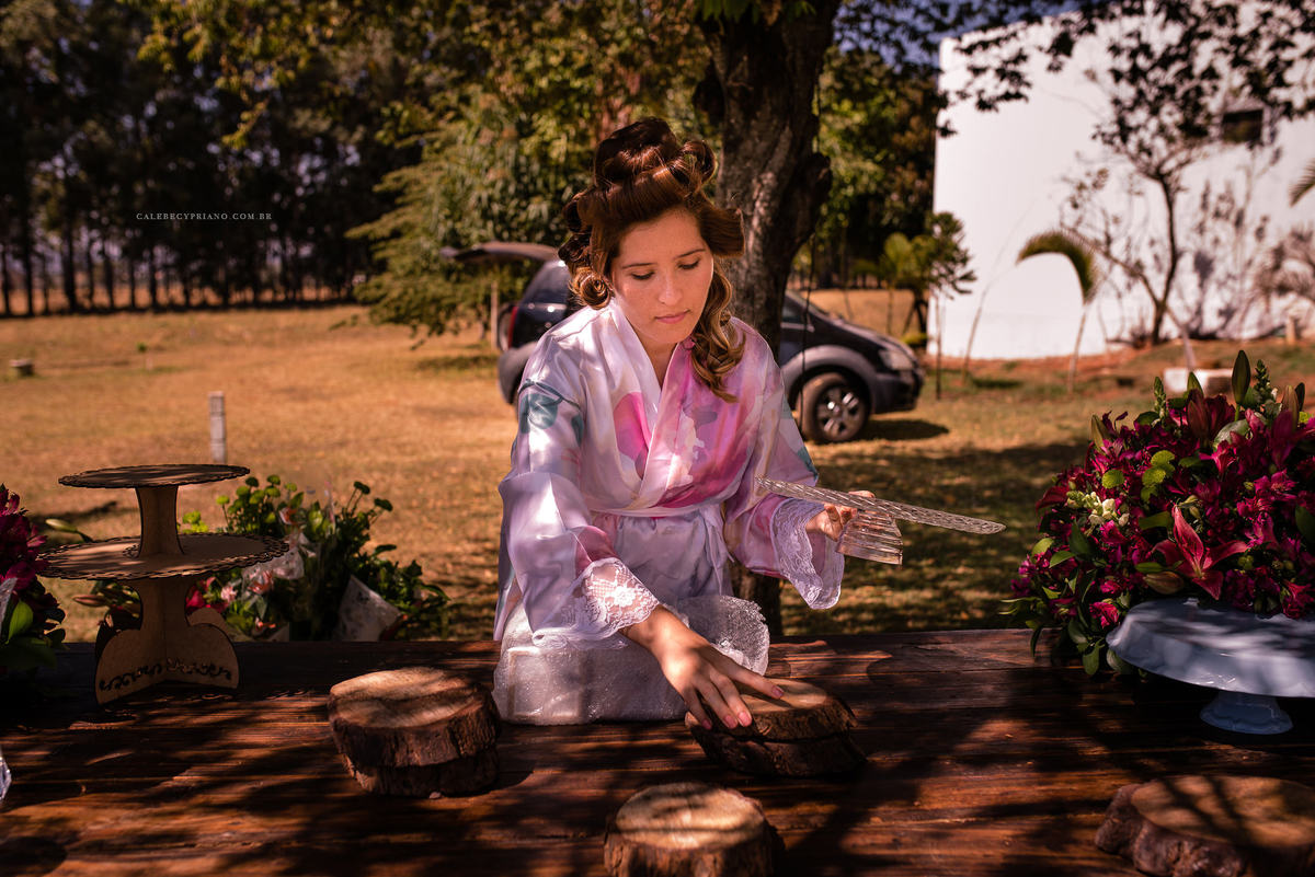 noiva arrumando decoração catetinho hall