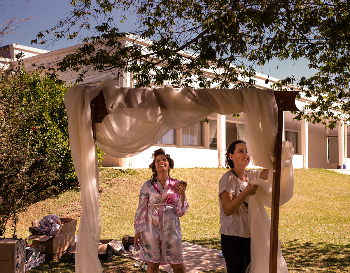 noiva arrumando espaço catetinho hall