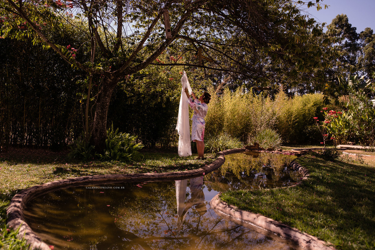 noiva pegando vestido catetinho hall