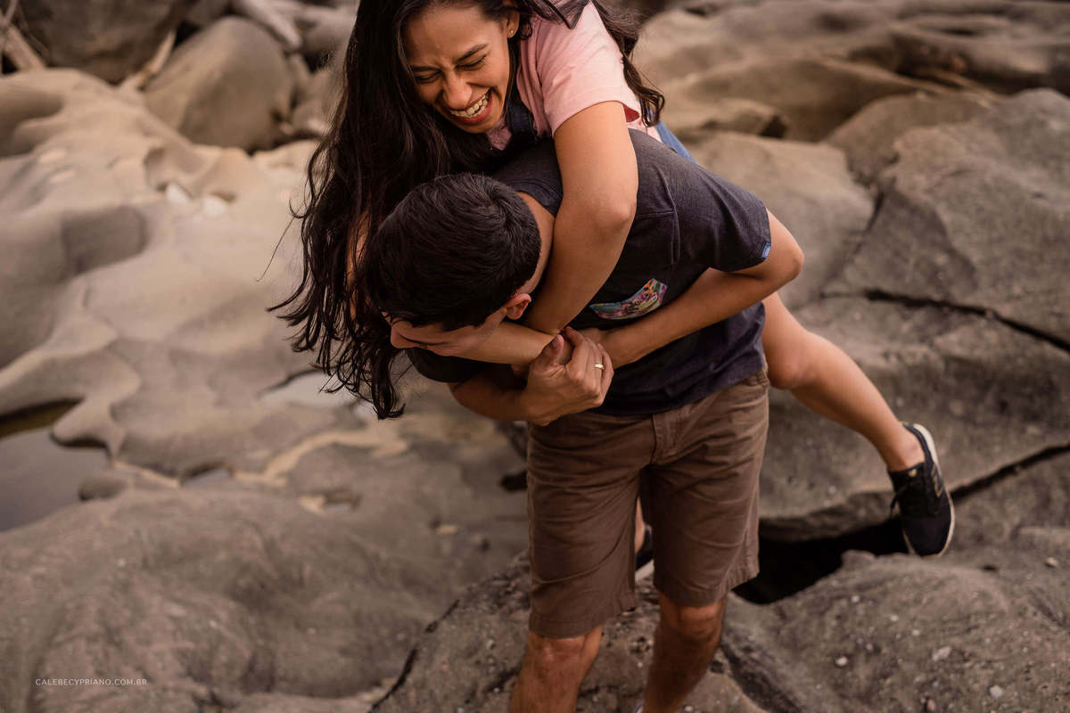 casal brincando vale da lua