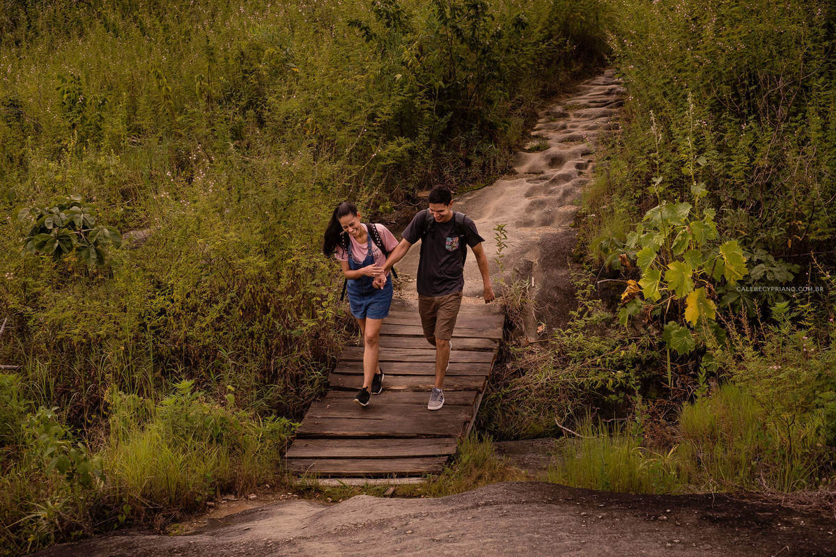 casal correndo vale da lua