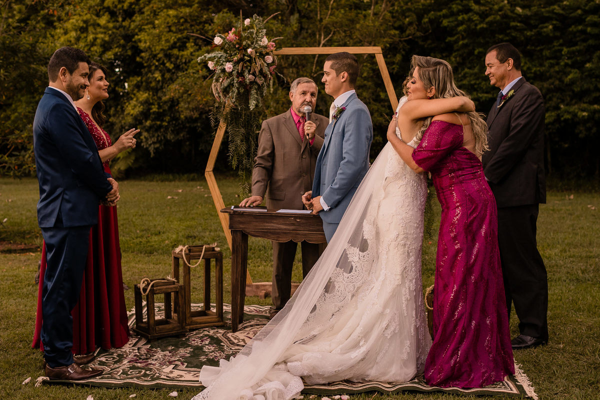 pais se cumprimentando mansao atrium