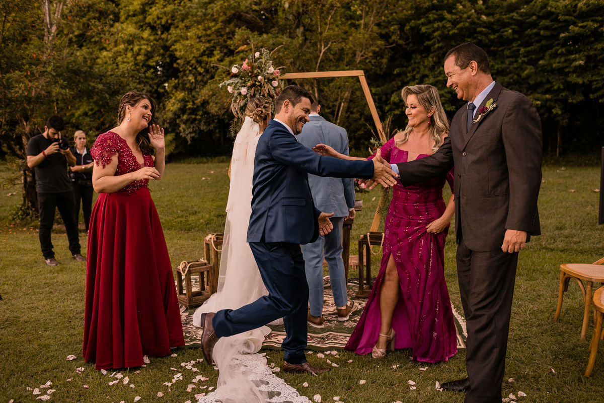 pais se cumprimentando mansao atrium