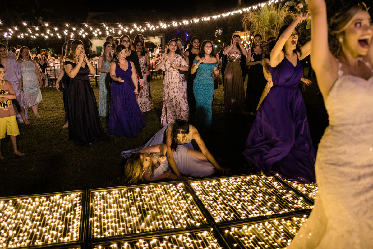 noiva jogando buque espaco mansao atrium