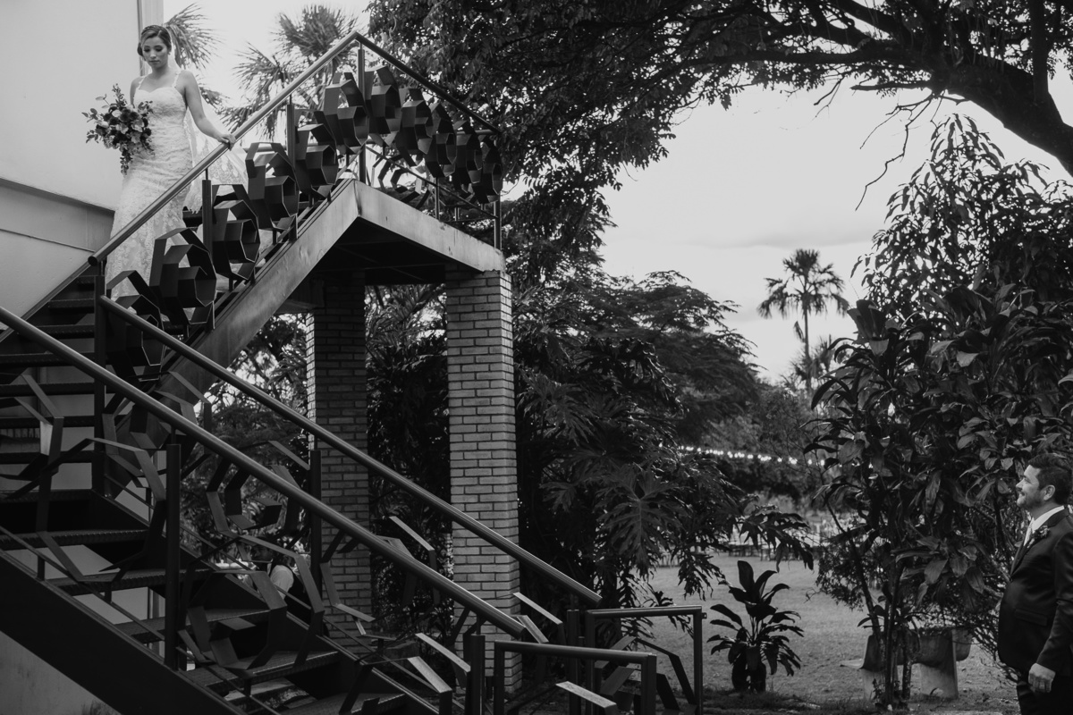 noiva descendo escada pai mansao atrium