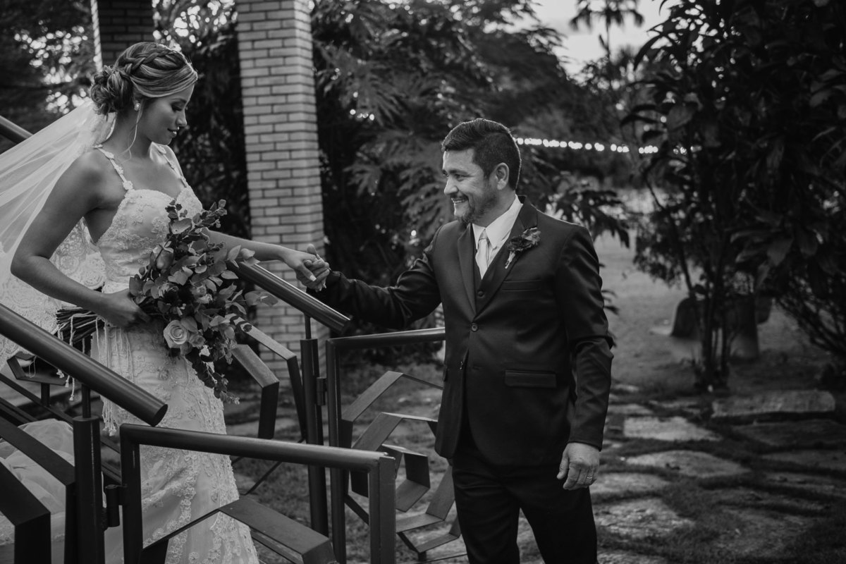 noiva descendo escada pai mansao atrium