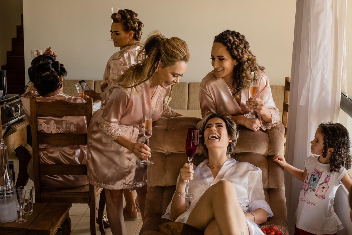 noiva-rindo-madrinhas-lago-oeste-