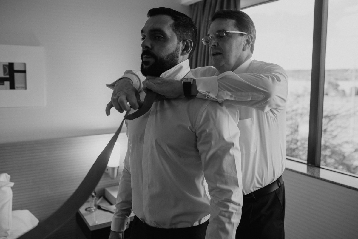 pai-arrumando-noivo-hotel-brasilia