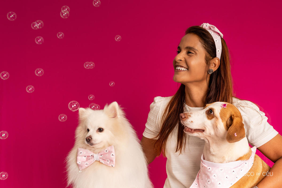 ensaio fundo colorido para família com pet rio de janeiro