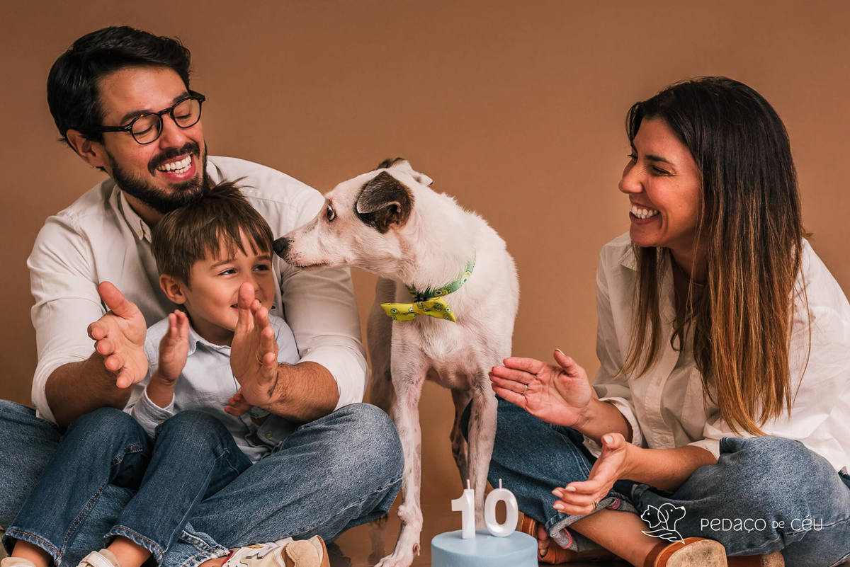 Ensaio pet srd em família com bolo pra cachorro
