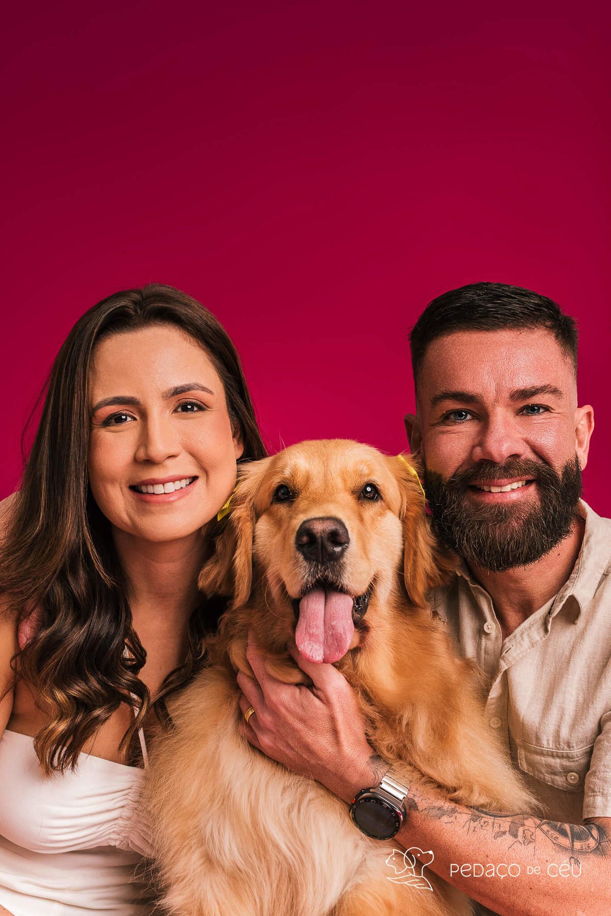 Golden retriever com seus tutores em ensaio fotográfico em família no Rio de Janeiro