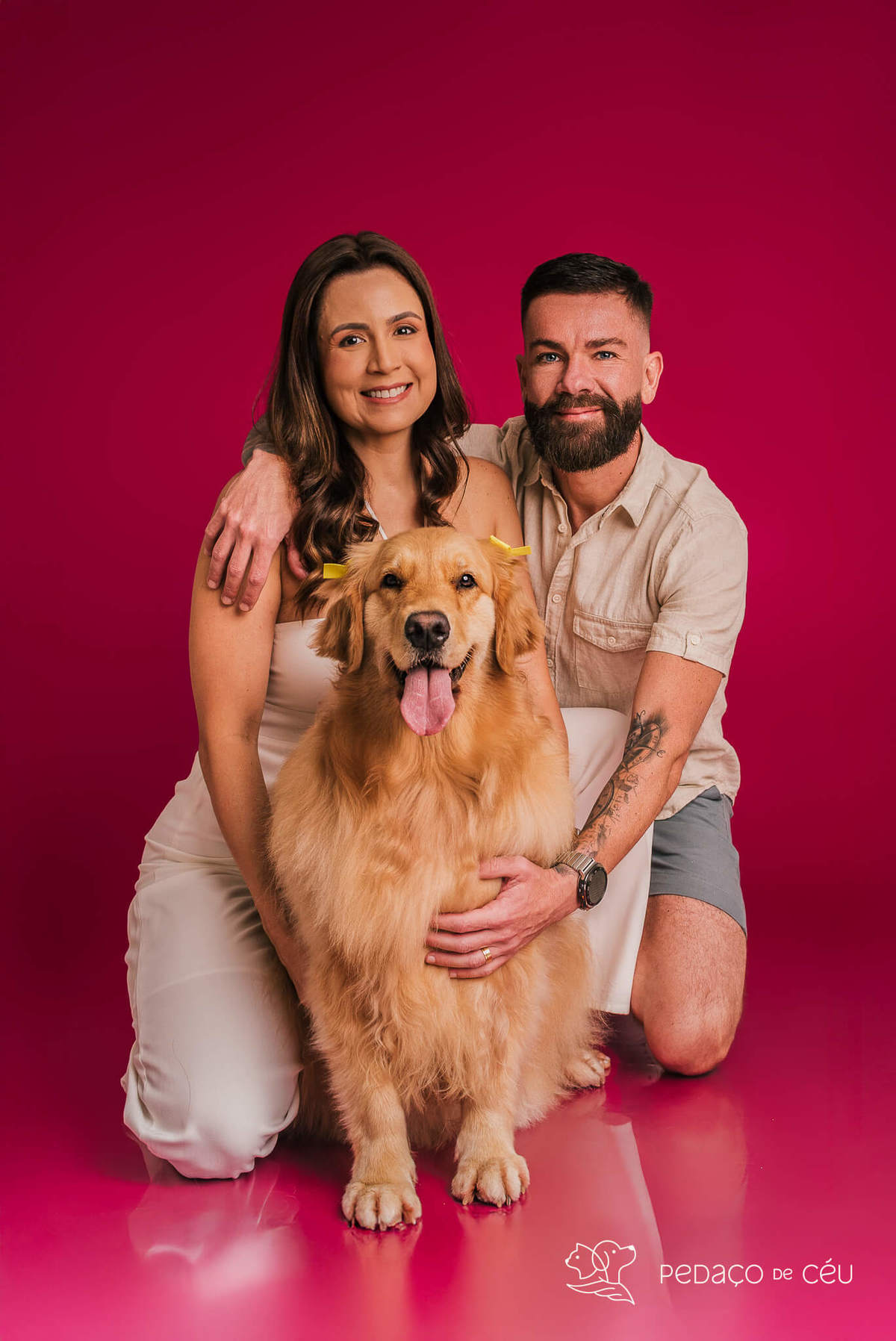 Golden retriever com seus tutores em ensaio fotográfico em família no Rio de Janeiro