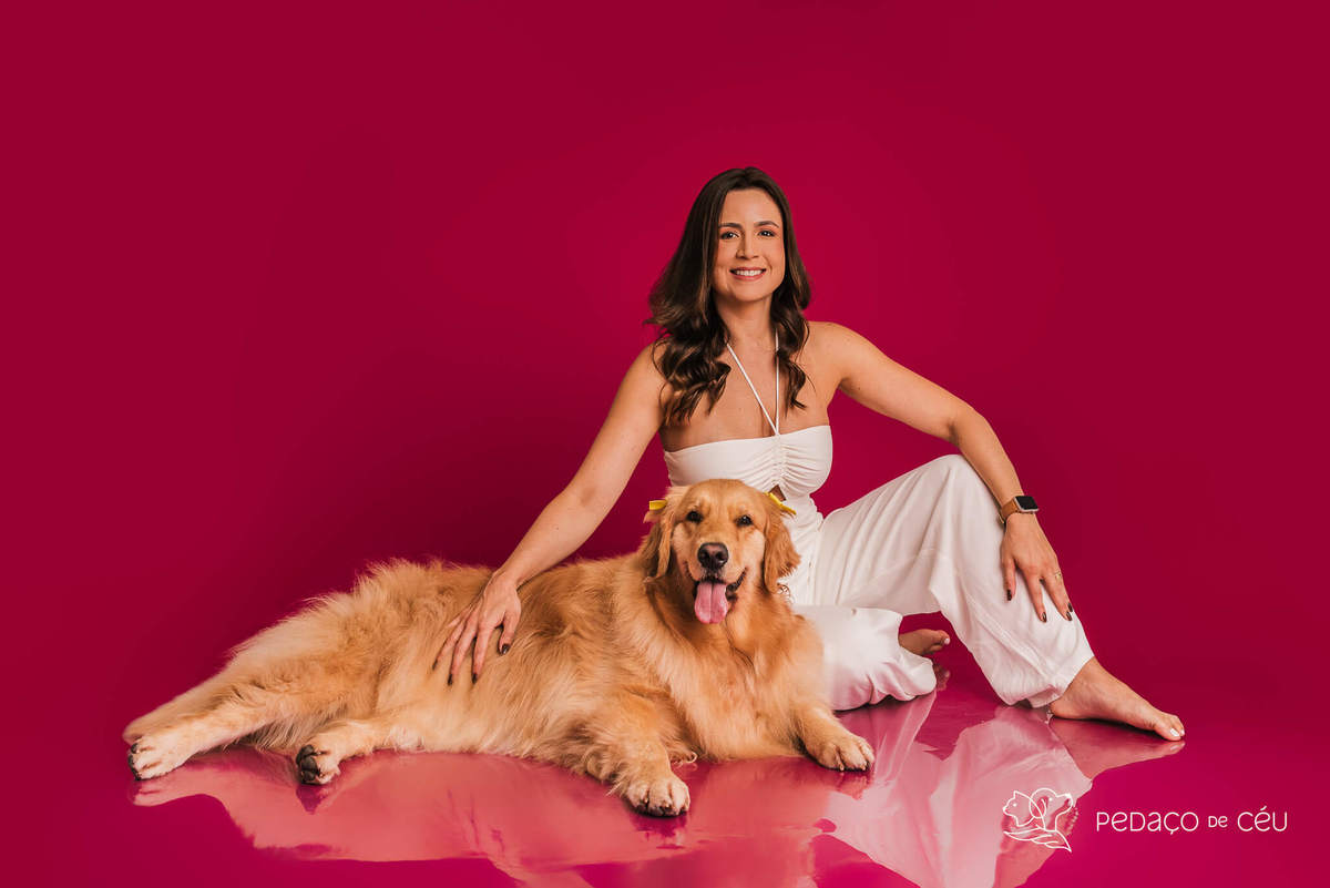 Golden retriever com seus tutores em ensaio fotográfico em família no Rio de Janeiro