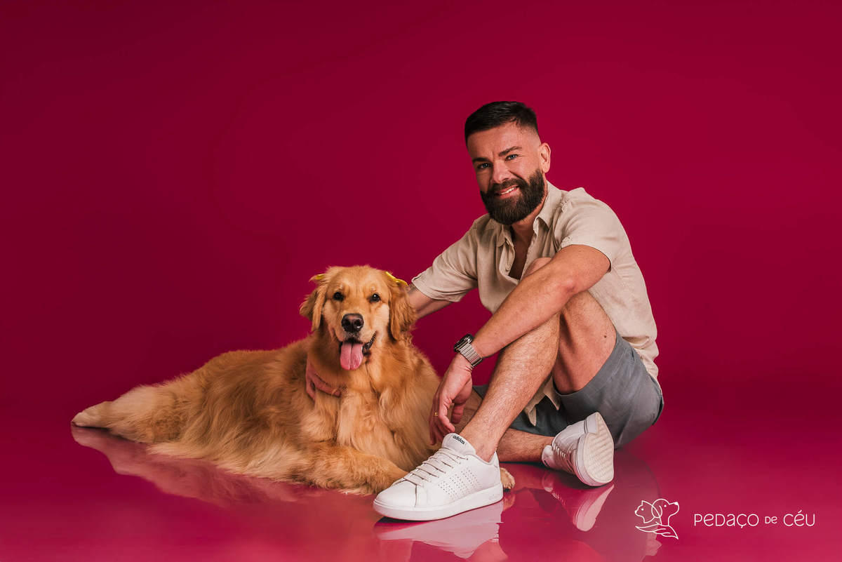 Golden retriever com seus tutores em ensaio fotográfico em família no Rio de Janeiro