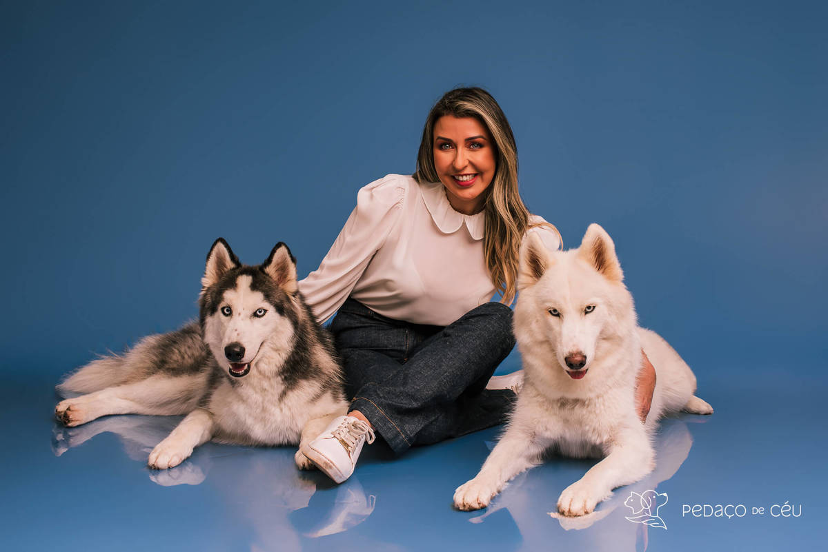 Foto de dois huskies em ensaio pet de aniversário com cenário especial montado pela tutora no RJ