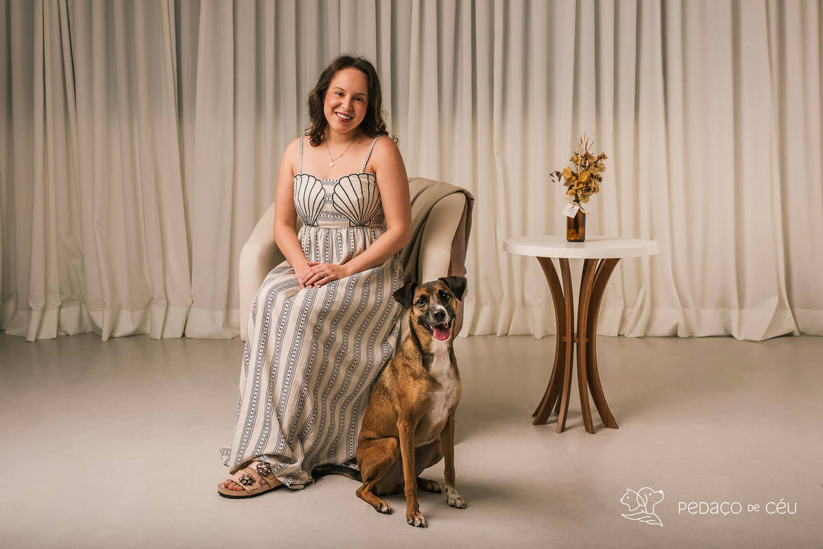 Ensaio atemporal com SRD adotada e sua tutora em estúdio de fotografia pet no Rio de Janeiro