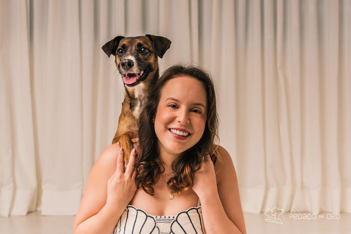 Ensaio atemporal com SRD adotada e sua tutora em estúdio de fotografia pet no Rio de Janeiro