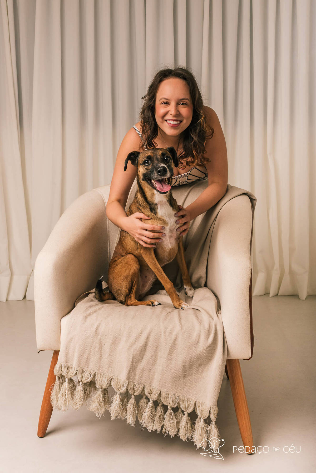 Ensaio atemporal com SRD adotada e sua tutora em estúdio de fotografia pet no Rio de Janeiro