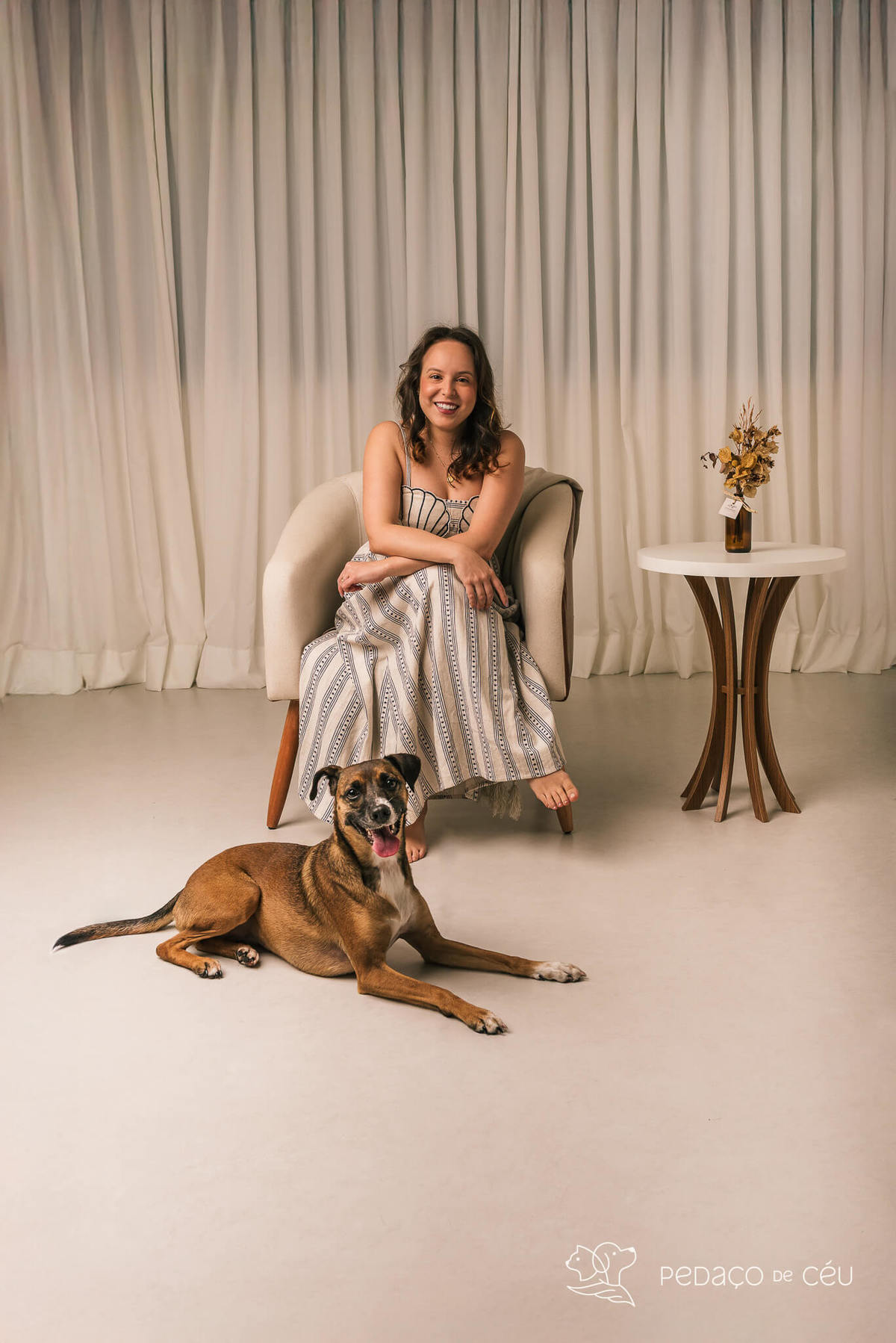 Ensaio atemporal com SRD adotada e sua tutora em estúdio de fotografia pet no Rio de Janeiro