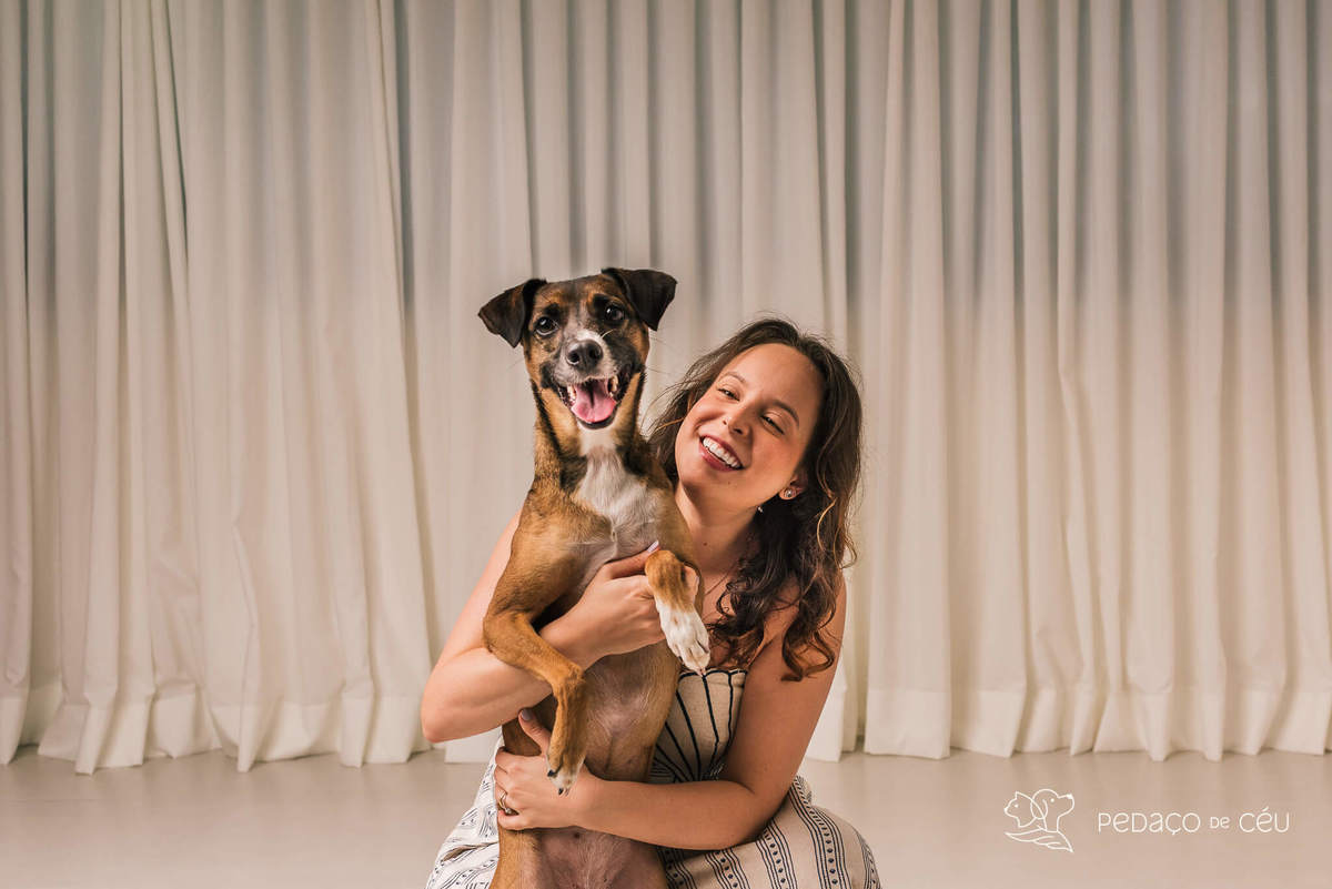 Ensaio atemporal com SRD adotada e sua tutora em estúdio de fotografia pet no Rio de Janeiro