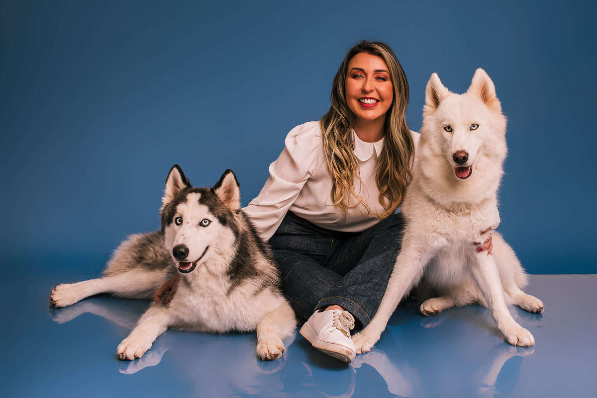 Huskies de olhos marcantes em ensaio temático Monstros S.A. no estúdio pet Rio de Janeiro