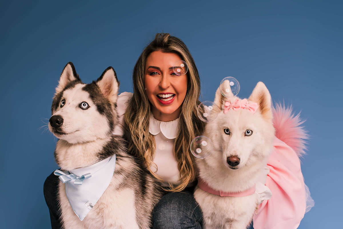 Huskies de olhos marcantes em ensaio temático Monstros S.A. no estúdio pet Rio de Janeiro