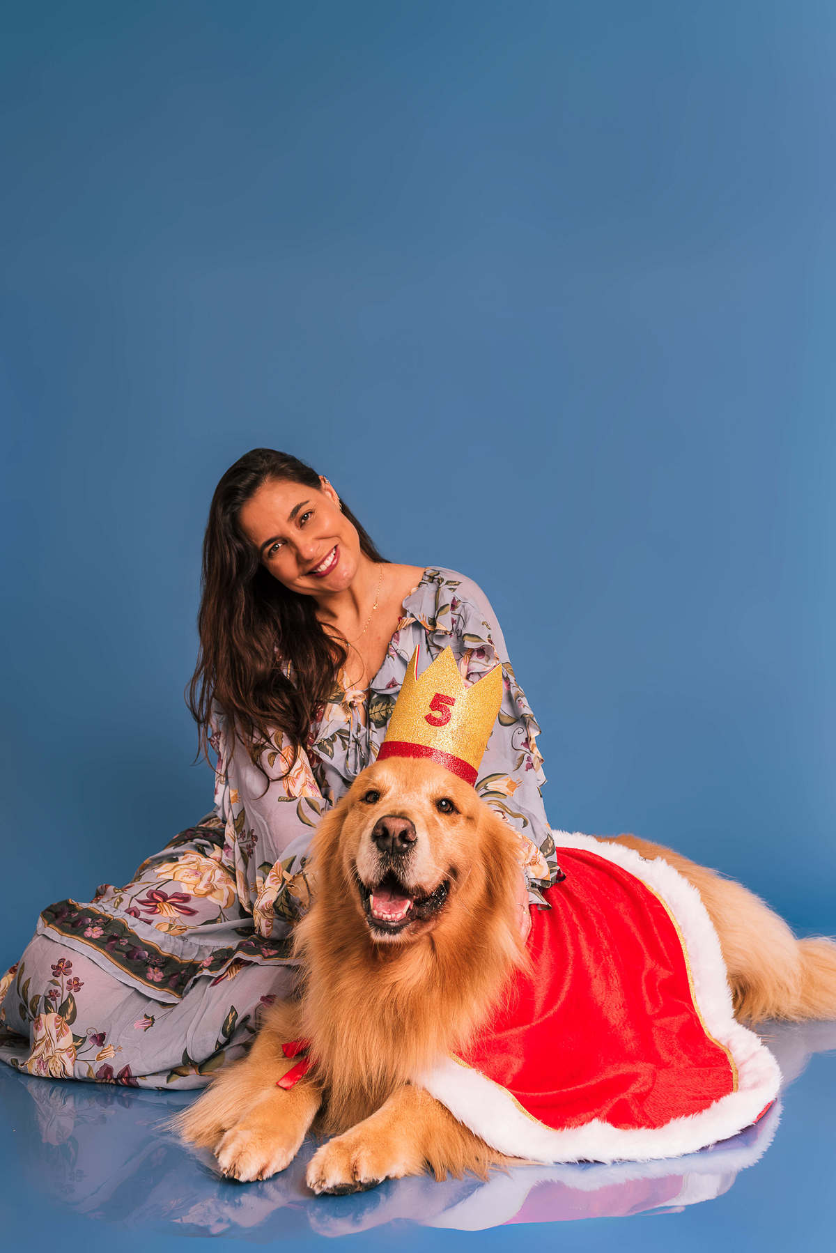 Golden retriever Phelps vestido de Pequeno Príncipe em ensaio de aniversário no estúdio Pedaço de Céu RJ