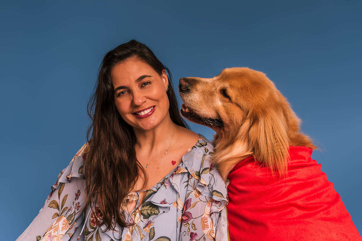 Golden retriever Phelps vestido de Pequeno Príncipe em ensaio de aniversário no estúdio Pedaço de Céu RJ