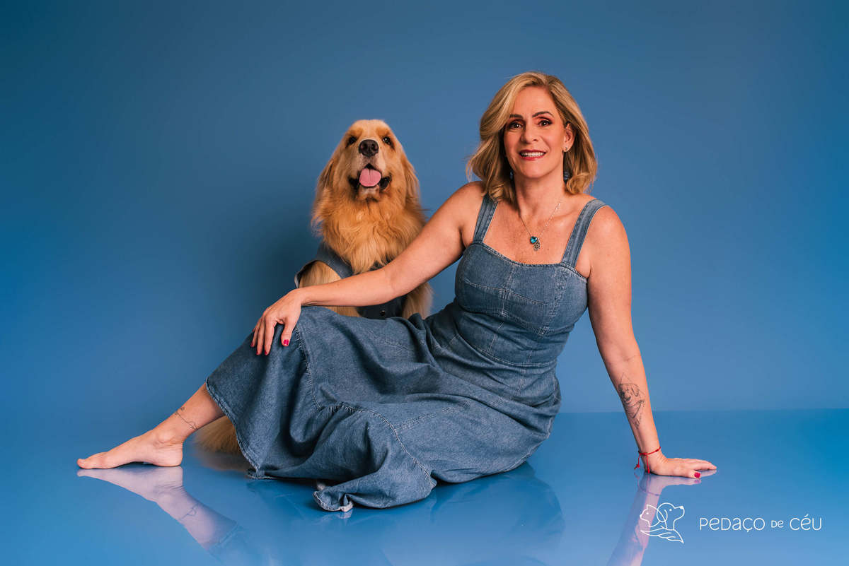 Foto de golden retriever com tutora em ensaio pet com brinquedos e bolhas no Rio de Janeiro