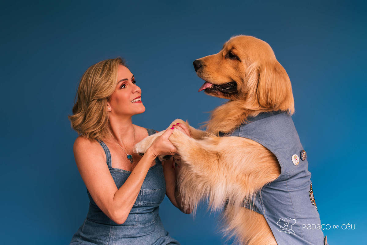 Foto de golden retriever com tutora em ensaio pet com brinquedos e bolhas no Rio de Janeiro