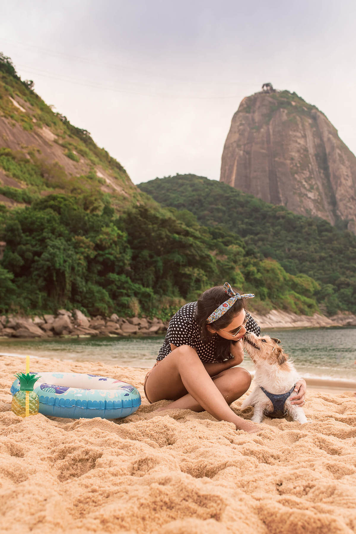Ensaio Pet na Praia em famíla com jack russell terrier Bruce RJ