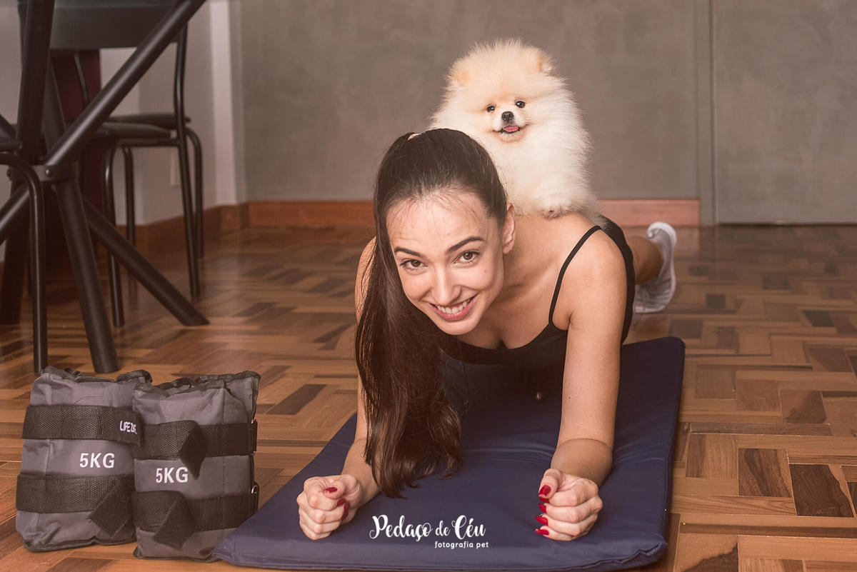 Ensaio pet família em casa com spitz