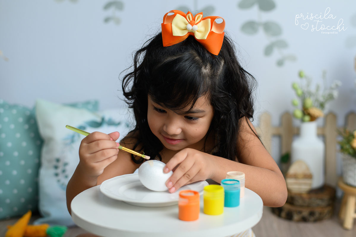 Ensaio de Páscoa com pintura de ovos