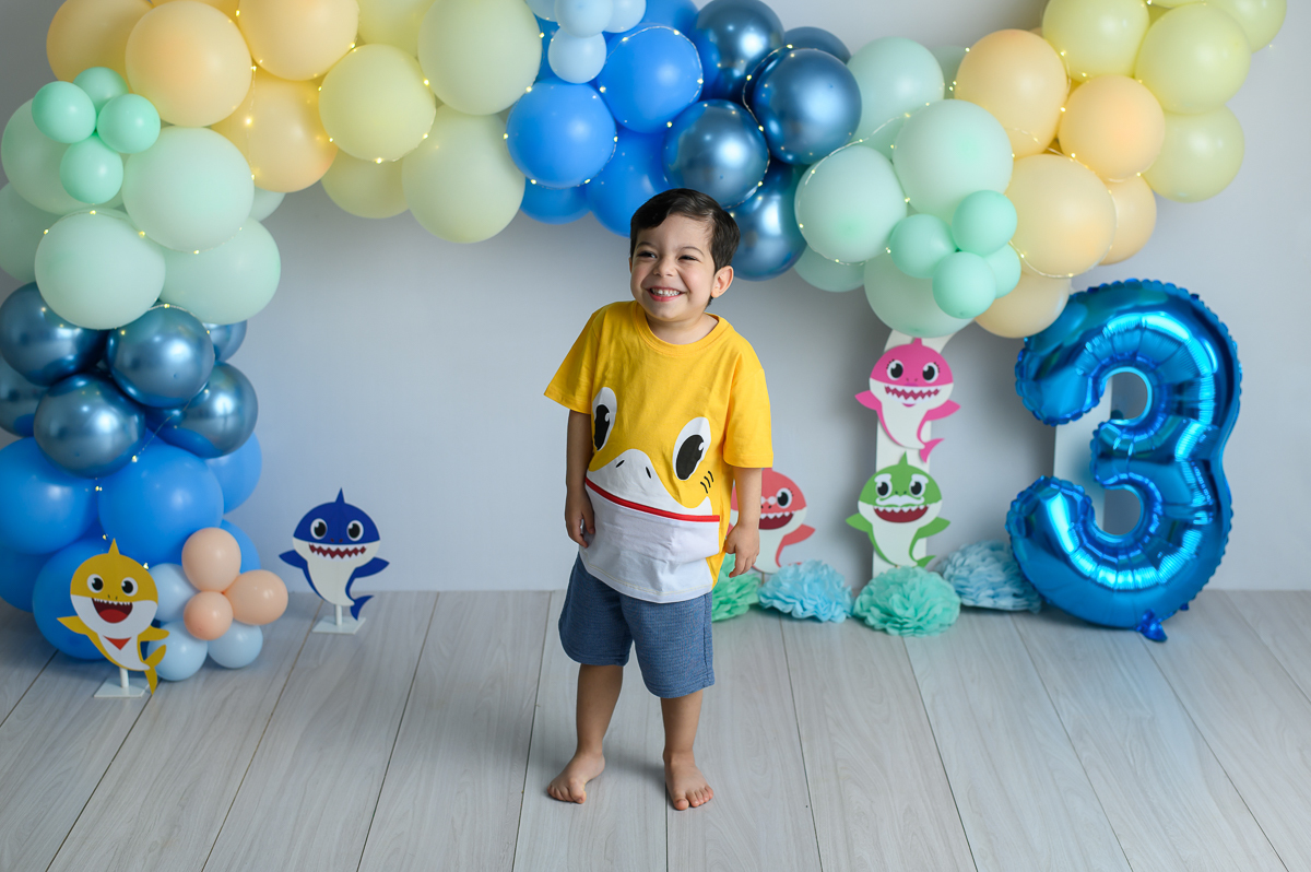 ensaio menino 4 anos estúdio baby shark sp