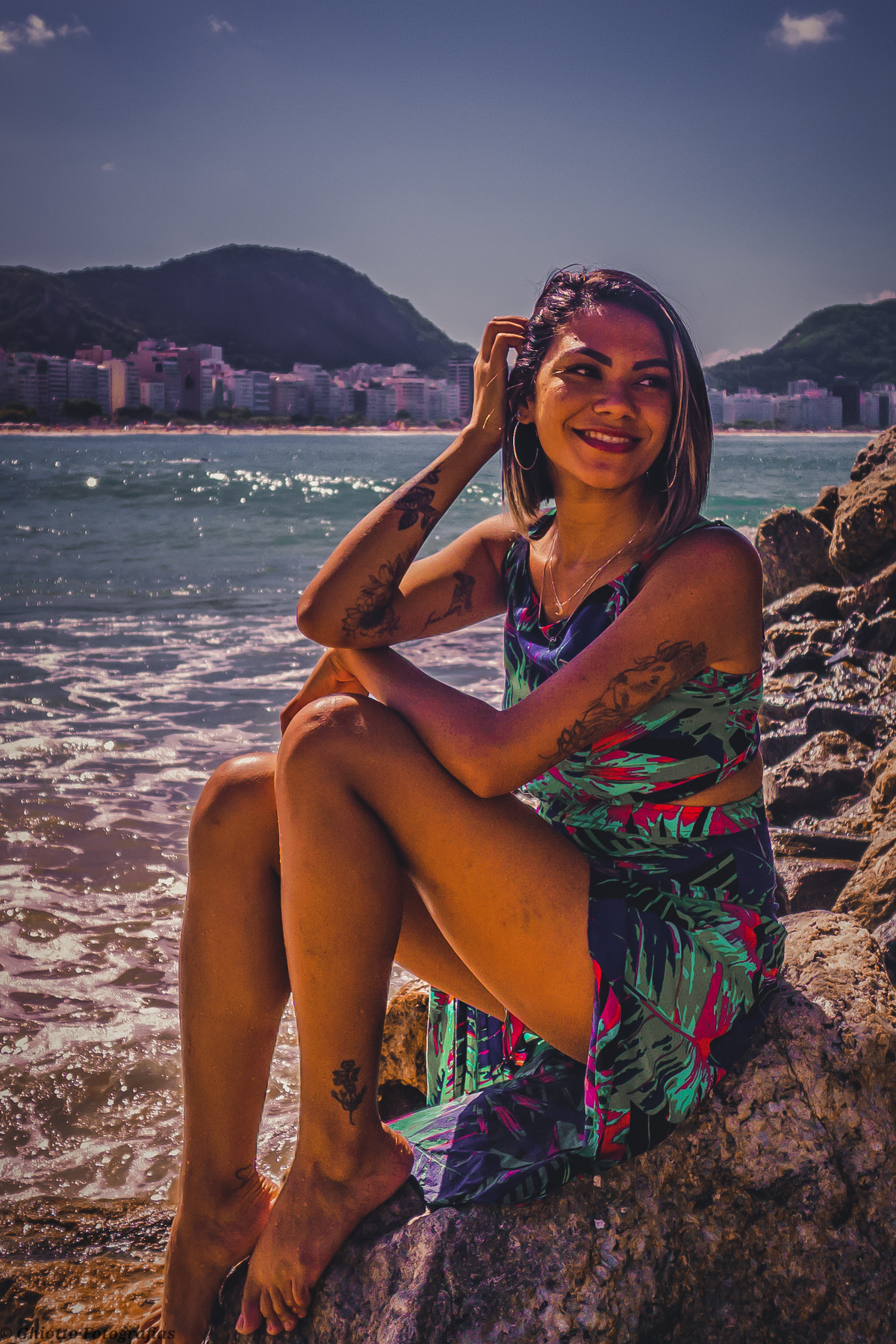 Foto com seriedade modelo profissional ensaio externo praia ensaio praia ensaio divertido