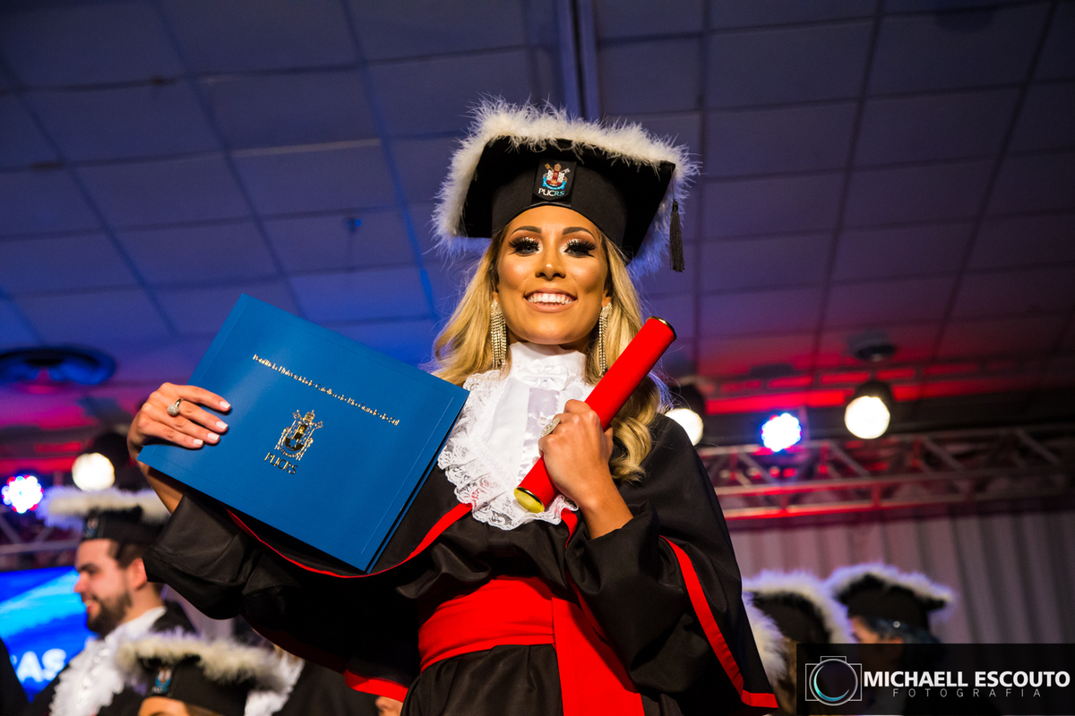 Bharbara Hack concluiu uma etapa importante na sua vida, recebeu o titulo de bacharel em Jornalismo pela PUCRS. A festa foi na Casa de Eventos localizada na zona sul de Porto Alegre. Bharbara celebrou sua conquista junto de familiares e amigos.