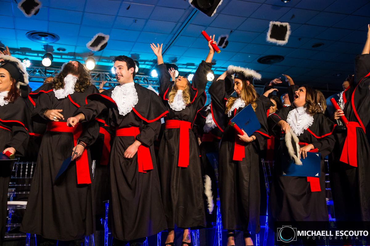 Bharbara Hack concluiu uma etapa importante na sua vida, recebeu o titulo de bacharel em Jornalismo pela PUCRS. A festa foi na Casa de Eventos localizada na zona sul de Porto Alegre. Bharbara celebrou sua conquista junto de familiares e amigos.