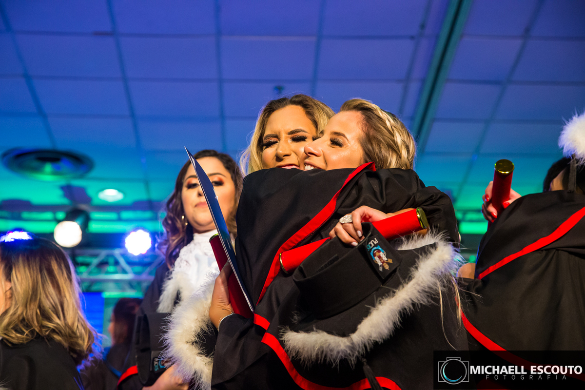 Bharbara Hack concluiu uma etapa importante na sua vida, recebeu o titulo de bacharel em Jornalismo pela PUCRS. A festa foi na Casa de Eventos localizada na zona sul de Porto Alegre. Bharbara celebrou sua conquista junto de familiares e amigos.