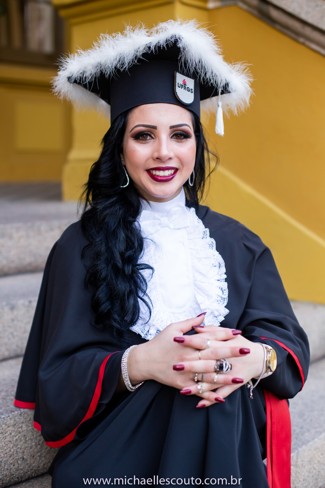 Leticia Lazzari - Bacharel em Direito pela UFRGS em Porto Alegre, além de colar o grau à mesma recebeu a Laurea acadêmica pela Universidade. 

A Recepção foi na APCEF - Associação do Pessoal da Caixa Econômica Federal, onde reuniu seus familiares e amigos