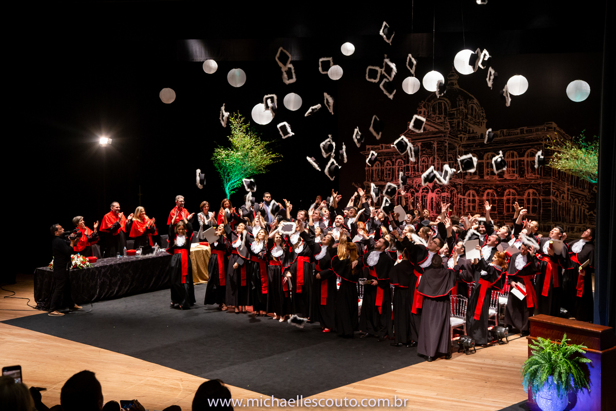 Leticia Lazzari - Bacharel em Direito pela UFRGS em Porto Alegre, além de colar o grau à mesma recebeu a Laurea acadêmica pela Universidade. 

A Recepção foi na APCEF - Associação do Pessoal da Caixa Econômica Federal, onde reuniu seus familiares e amigos