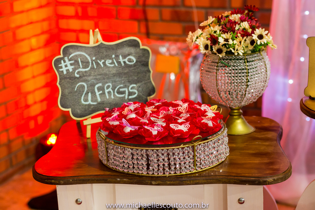 Leticia Lazzari - Bacharel em Direito pela UFRGS em Porto Alegre, além de colar o grau à mesma recebeu a Laurea acadêmica pela Universidade. 

A Recepção foi na APCEF - Associação do Pessoal da Caixa Econômica Federal, onde reuniu seus familiares e amigos