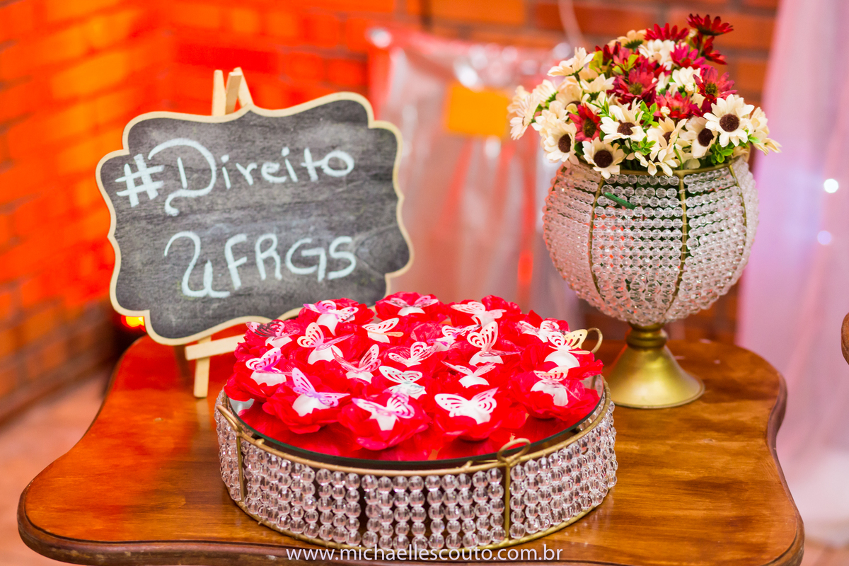 Leticia Lazzari - Bacharel em Direito pela UFRGS em Porto Alegre, além de colar o grau à mesma recebeu a Laurea acadêmica pela Universidade. 

A Recepção foi na APCEF - Associação do Pessoal da Caixa Econômica Federal, onde reuniu seus familiares e amigos