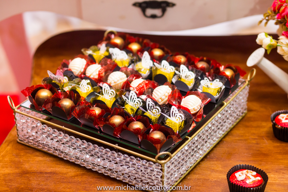 Leticia Lazzari - Bacharel em Direito pela UFRGS em Porto Alegre, além de colar o grau à mesma recebeu a Laurea acadêmica pela Universidade. 

A Recepção foi na APCEF - Associação do Pessoal da Caixa Econômica Federal, onde reuniu seus familiares e amigos