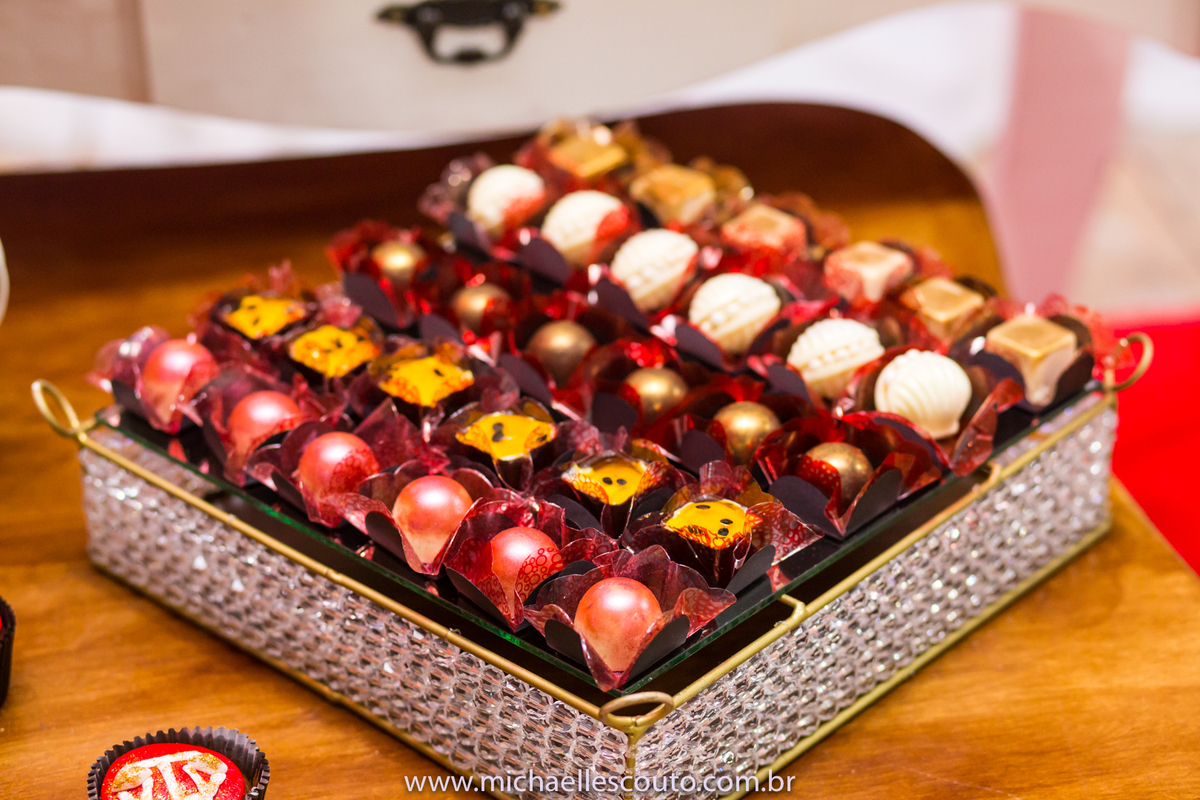 Leticia Lazzari - Bacharel em Direito pela UFRGS em Porto Alegre, além de colar o grau à mesma recebeu a Laurea acadêmica pela Universidade. 

A Recepção foi na APCEF - Associação do Pessoal da Caixa Econômica Federal, onde reuniu seus familiares e amigos