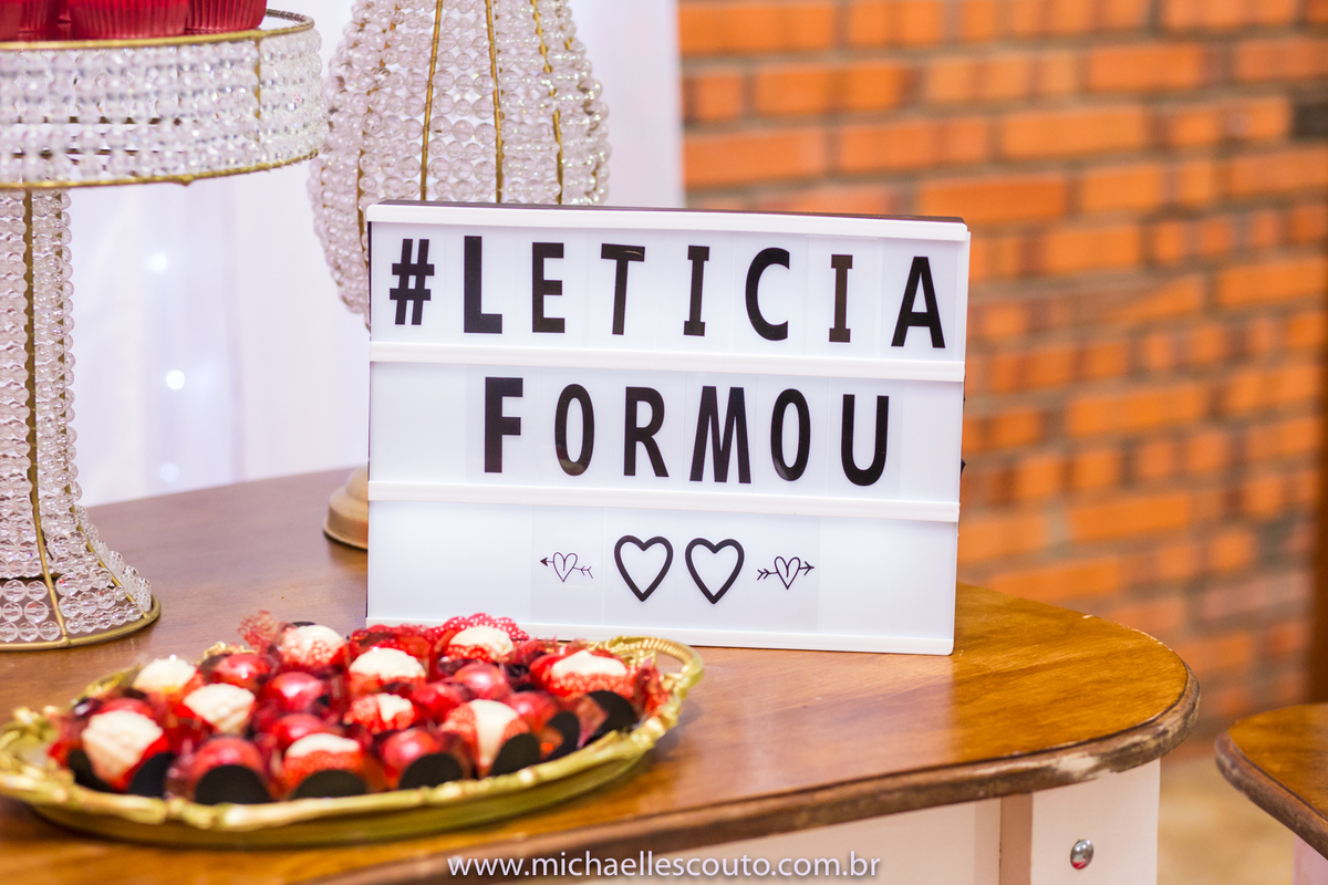 Leticia Lazzari - Bacharel em Direito pela UFRGS em Porto Alegre, além de colar o grau à mesma recebeu a Laurea acadêmica pela Universidade. 

A Recepção foi na APCEF - Associação do Pessoal da Caixa Econômica Federal, onde reuniu seus familiares e amigos