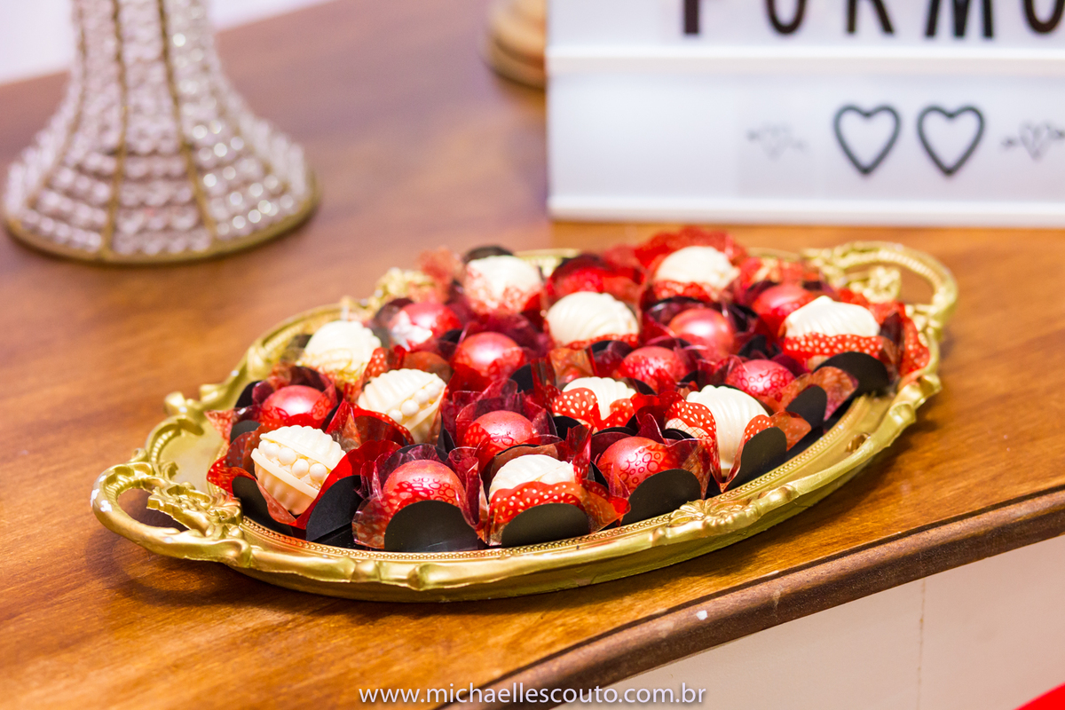 Leticia Lazzari - Bacharel em Direito pela UFRGS em Porto Alegre, além de colar o grau à mesma recebeu a Laurea acadêmica pela Universidade. 

A Recepção foi na APCEF - Associação do Pessoal da Caixa Econômica Federal, onde reuniu seus familiares e amigos